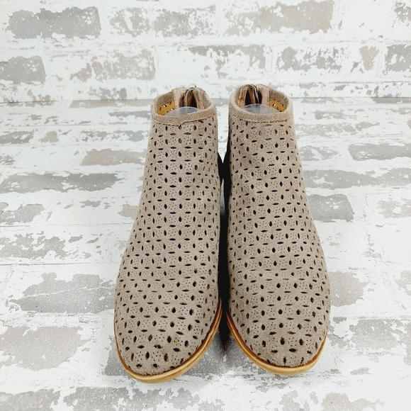 Lucky Brand Bergyn Tan Cream Suede Perforated Back Zip Ankle Booties O712 - Picture 3 of 12